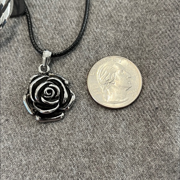 🌻3/$15 Silvertone Rose Pendant & Swirl Earrings - Picture 2 of 5
